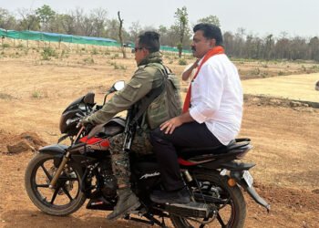 उपमुख्यमंत्री ने नक्सली कमांडर हिड़मा और देवा के कोर इलाके रायगुड़ेम में लगाई जन चौपाल