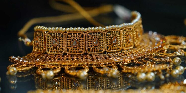 आपके शहर में कितनी है सोने की कीमतें, फटाफट कर लें चेक