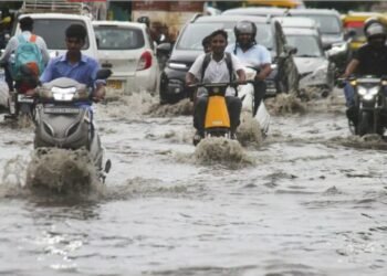 सड़कों पर सैलाब, दिल्ली-NCR को आज बारिश से मिलेगी राहत?