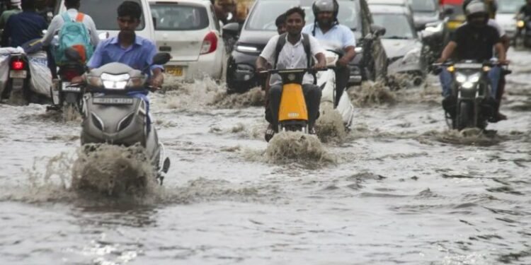 सड़कों पर सैलाब, दिल्ली-NCR को आज बारिश से मिलेगी राहत?