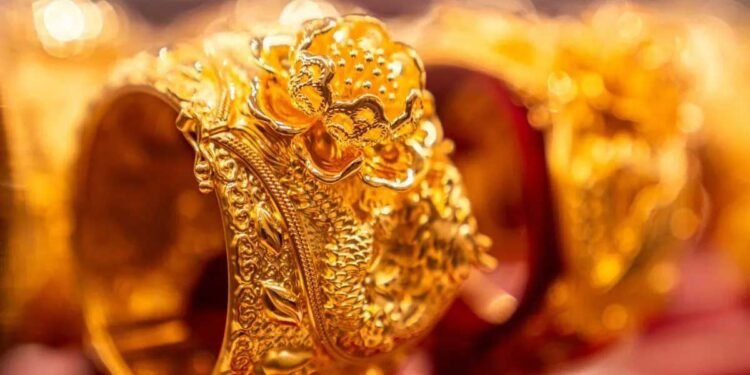 चांदी के दाम बढ़े तो वहीं सोना 1 लाख के पार टिका, यहां जानें लेटेस्ट रेट