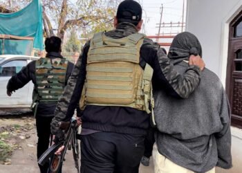 दिल्ली धमाके के बाद कश्मीर में 500 ठिकानों पर छापेमारी, 600 हिरासत में; सफेदपोश मॉड्यूल पर शिकंजा