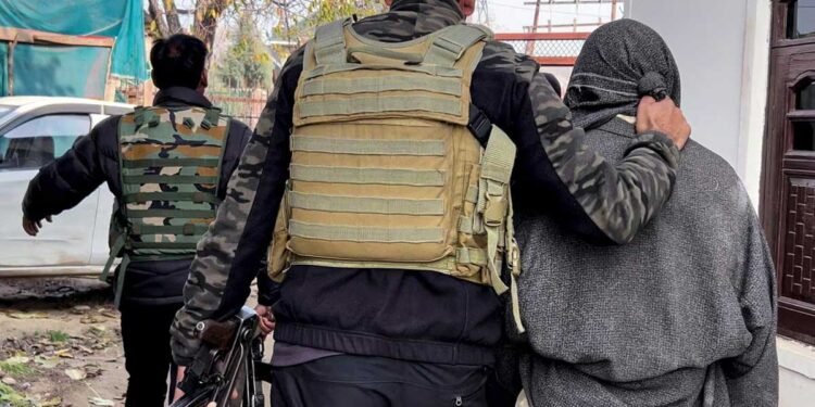 दिल्ली धमाके के बाद कश्मीर में 500 ठिकानों पर छापेमारी, 600 हिरासत में; सफेदपोश मॉड्यूल पर शिकंजा