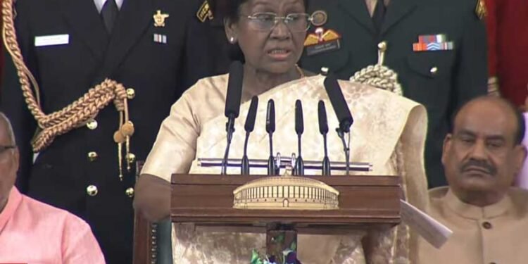 संविधान दिवस पर संसद में राष्ट्रपति के नेतृत्व में संविधान की प्रस्तावना का पाठ