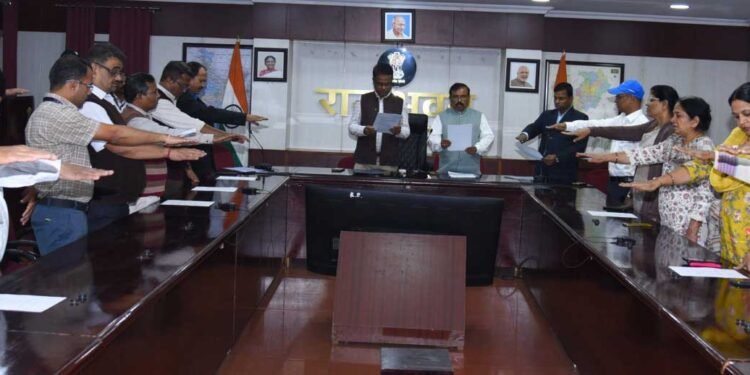 राजभवन सचिवालय के अधिकारियों-कर्मचारियों ने संविधान की प्रस्तावना का किया वाचन