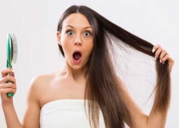 भूलकर नहीं दोहराएं रोजाना की ये 5 आदतें, बालों की जड़ों को कर देती है कमजोर