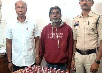 थाना खरोरा पुलिस द्वारा अवैध शराब के साथ आरोपी को किया गया गिरफ्तार