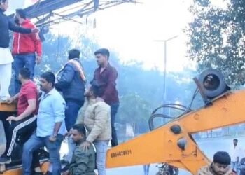 रायपुर के साइंस कॉलेज मैदान के पास विरोध के दौरान कांग्रेसियों को उठाकर ले गई पुलिस