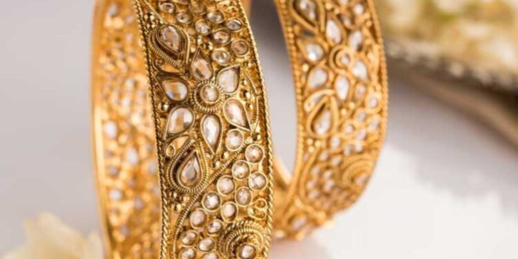 सोना-चांदी महंगा, जानें आज कितने रुपए चढ़ा भाव