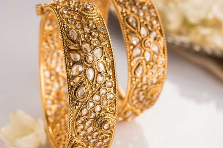 सोना-चांदी महंगा, जानें आज कितने रुपए चढ़ा भाव