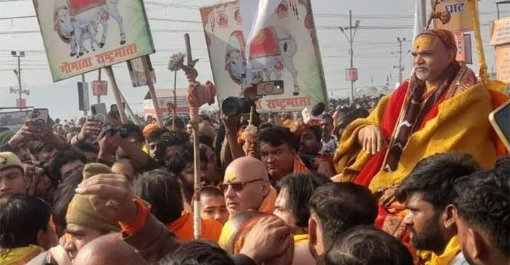 संगम जा रहे शंकराचार्य अविमुक्तेश्वरानंद को पुलिस ने रोका, समर्थकों के साथ धक्का-मुक्की