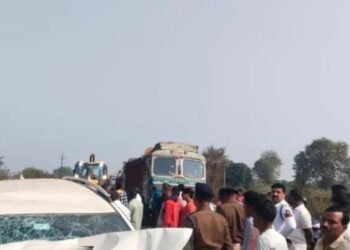 देमार के पास कार–ट्रक की भीषण टक्कर, बुजुर्ग की मौत, चार घायल