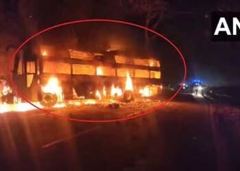चलती बस में अचानक लगी आग, पुर्जा-पुर्जा जलकर राख; 36 यात्रियों का क्या हाल