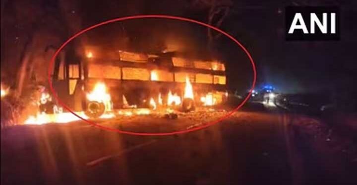 चलती बस में अचानक लगी आग, पुर्जा-पुर्जा जलकर राख; 36 यात्रियों का क्या हाल