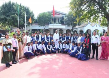 स्कूल के विद्यार्थियों ने देखा लोकभवन 