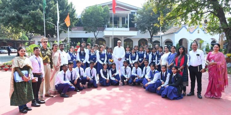 स्कूल के विद्यार्थियों ने देखा लोकभवन