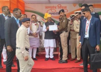गणतंत्र दिवस पर बहादुरी का सम्मान: आरक्षक आशीष राठौर और बीरेंद्र राजपूत को मुख्यमंत्री विष्णुदेव साय ने दिया प्रशस्ति पत्र