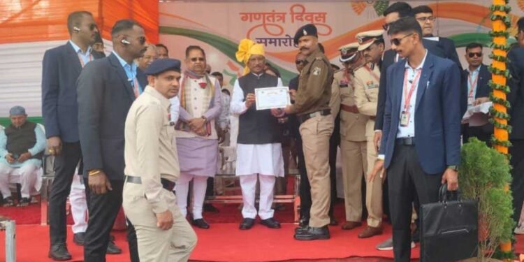 गणतंत्र दिवस पर बहादुरी का सम्मान: आरक्षक आशीष राठौर और बीरेंद्र राजपूत को मुख्यमंत्री विष्णुदेव साय ने दिया प्रशस्ति पत्र