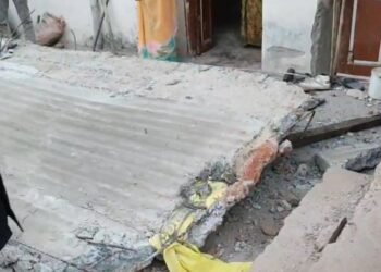 निर्माणाधीन मकान का छज्जा गिरा, आंगन में बैठे मां-बेटे की मौत