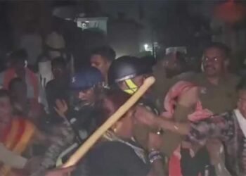 गरियाबंद के फिंगेश्वर में मंदिर तोड़फोड़ के आरोपियों ने जेल से रिहा होते ही ग्रामीणों पर हमला कर दिया,भीड़ ने फूंके घर