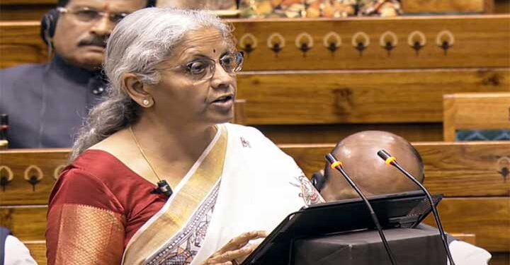 केंद्रीय वित्त मंत्री निर्मला सीतारमण संसद में बजट 2026 को पेश कर रही हैं।