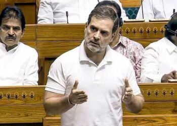 संसद में बजट पेश होने के बाद सत्ता पक्ष और विपक्ष में टकराव जारी है. आज दोपहर 2 बजे राहुल गांधी राष्ट्रपति के अभिभाषण पर चर्चा में बोलेंगे