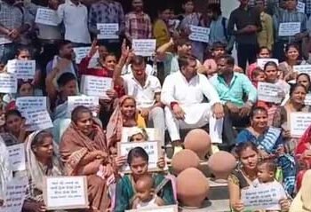 पीएम आवास के परिवारों ने पानी की समस्या को लेकर निगम मुख्यालय के सामने मटकी फोड़कर विरोध किया प्रदर्शन