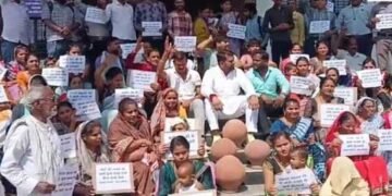 पीएम आवास के परिवारों ने पानी की समस्या को लेकर निगम मुख्यालय के सामने मटकी फोड़कर विरोध किया प्रदर्शन