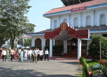 राज्यपाल के गोद ग्राम पंचायत बिजली के ग्रामीणों ने किया लोकभवन का भ्रमण