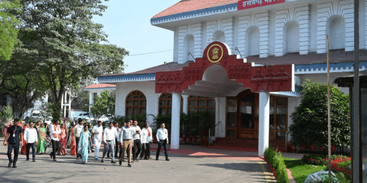 राज्यपाल के गोद ग्राम पंचायत बिजली के ग्रामीणों ने किया लोकभवन का भ्रमण