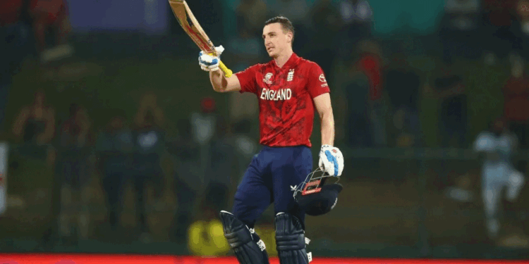 बल्ले ने उगली आग और रच दिया इतिहास, PAK के खिलाफ हैरी ब्रूक ने जड़ा तूफानी शतक, ऐसा करने वाले पहले कप्तान बने