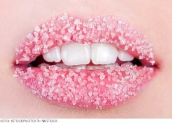 लिपस्टिक से काले हो गए हैं होंठ? किचन की इन 2 चीजों से बनाएं स्क्रब और फिर देखें कमाल