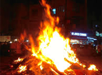 होलिका दहन की राख से करें ये काम, पलट जाएगी किस्मत!