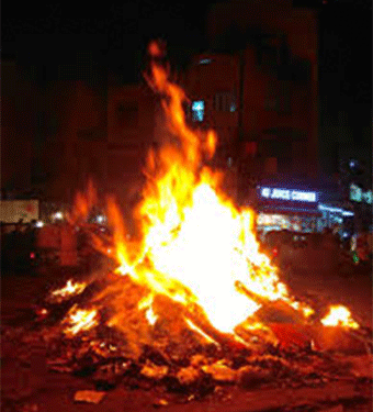 होलिका दहन की राख से करें ये काम, पलट जाएगी किस्मत!