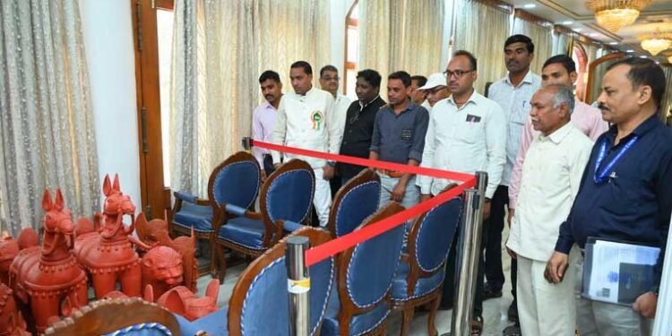 राज्यपाल के गोद ग्राम टेमरी के ग्रामीणों ने किया लोकभवन का भ्रमण