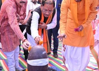 नीलकंठेश्वर महादेव मंदिर के प्राण-प्रतिष्ठा समारोह में मुख्यमंत्री विष्णु देव साय हुए शामिल, सामुदायिक भवन निर्माण की घोषणा