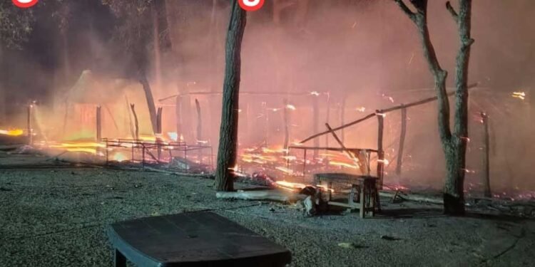 छत्तीसगढ़ में मैनपाट के टाइगर पाइंट में लगी भीषण आग, एक दर्जन दुकानें जलकर हुईं खाक