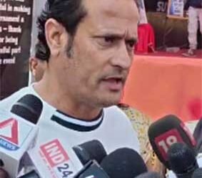 भाजपा सरकार में अधिकारी बिना परीक्षण के ही नाली के स्लैब के ऊपर 40 लाख रूपये की दीवार खड़ी कर दिये हैं