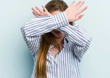 ये 5 आदतें धीरे-धीरे खत्म कर रही हैं आपकी सेल्फ-रिस्पेक्ट; जानें अपनी वैल्यू वापस पाने का तरीका