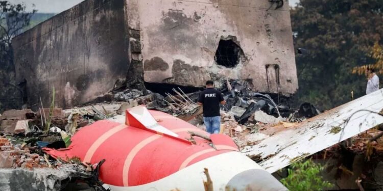 एयर इंडिया के पायलट ने ‘जानबूझकर बंद किए फ्यूल स्विच’, अहमदाबाद प्लेन क्रैश को लेकर इटली के अखबार का बड़ा दावा