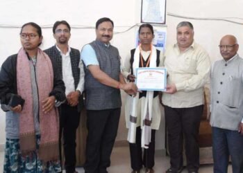 पर्यटन मंत्री श्री राजेश अग्रवाल ने हैमर थ्रो में राज्य स्तर पर तृतीय स्थान प्राप्त करने वाली छात्रा सुधा सिंह को किया सम्मानित