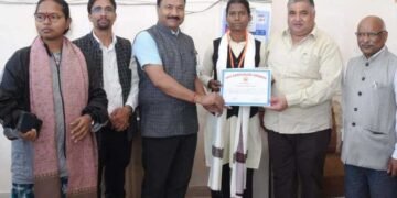 पर्यटन मंत्री श्री राजेश अग्रवाल ने हैमर थ्रो में राज्य स्तर पर तृतीय स्थान प्राप्त करने वाली छात्रा सुधा सिंह को किया सम्मानित