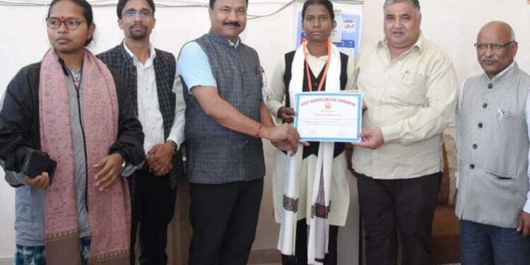 पर्यटन मंत्री श्री राजेश अग्रवाल ने हैमर थ्रो में राज्य स्तर पर तृतीय स्थान प्राप्त करने वाली छात्रा सुधा सिंह को किया सम्मानित