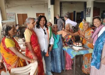 मजदूर कांग्रेस राष्ट्रीय अध्यक्ष स्वामी नाथ जायसवाल का 54वा जन्मदिन वृद्धा आश्रम में मनाया गया