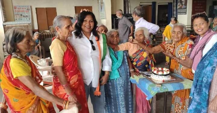 मजदूर कांग्रेस राष्ट्रीय अध्यक्ष स्वामी नाथ जायसवाल का 54वा जन्मदिन वृद्धा आश्रम में मनाया गया