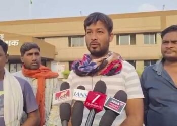 पत्रकारिता की दबंगई दिखा कर शासकीय कार्य में बाधा डालने वाले पंचायत में वसूली करने वाले युवक पर SP कार्यालय में कानूनी कार्यवाही करने सौंपा जनप्रतिनिधियों ने सौंपा ज्ञापन।