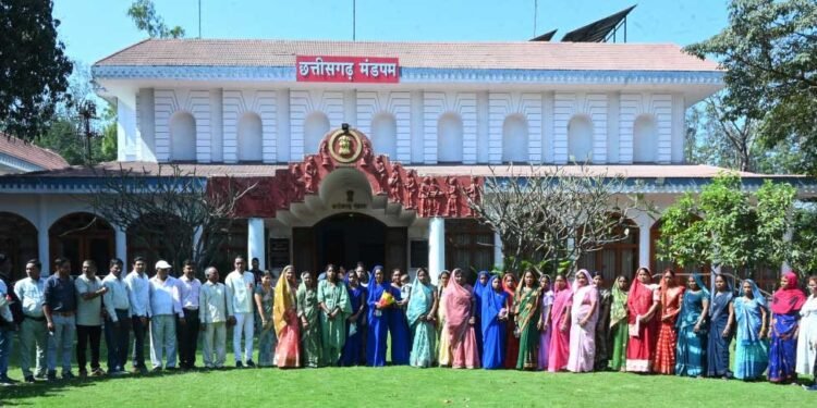 राज्यपाल के गोद ग्राम टेमरी के ग्रामीणों ने किया लोकभवन का भ्रमण