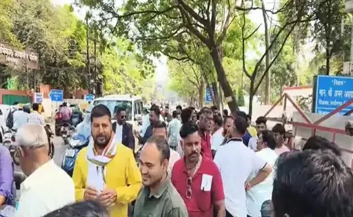 बर्ड फ्लू के बीच बिलासपुर में कारोबारियों का विरोध, विधायक आवास का घेराव