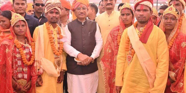 बेटियों के सम्मान का संकल्प: 240 नवविवाहित जोड़ों को मुख्यमंत्री ने दिया सुखद दांपत्य जीवन का आशीर्वाद