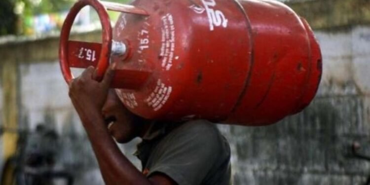 सरकार ने बढ़ाया कमर्शियल LPG कोटा, होटल-रेस्टोरेंट को अब ज्यादा गैस